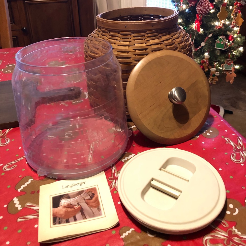 Longaberger Cookie Jar with Lid plus plastic insert w/lid. Wonderful condition!